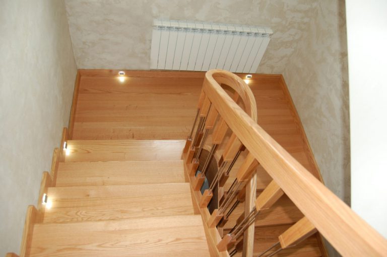 Nowoczesne schody drewniane - Przegląd innowacyjnych rozwiązań w zakresie schodów drewnianych na stronie głównej.