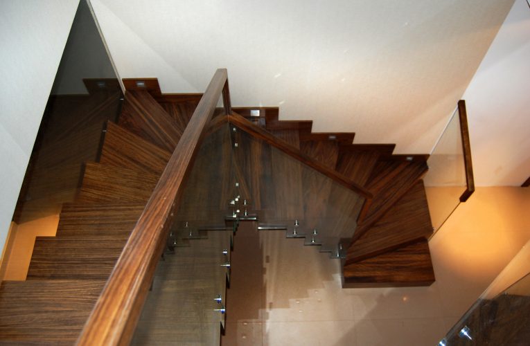 Nowoczesne schody drewniane – Przegląd innowacyjnych rozwiązań w zakresie schodów drewnianych na stronie głównej.